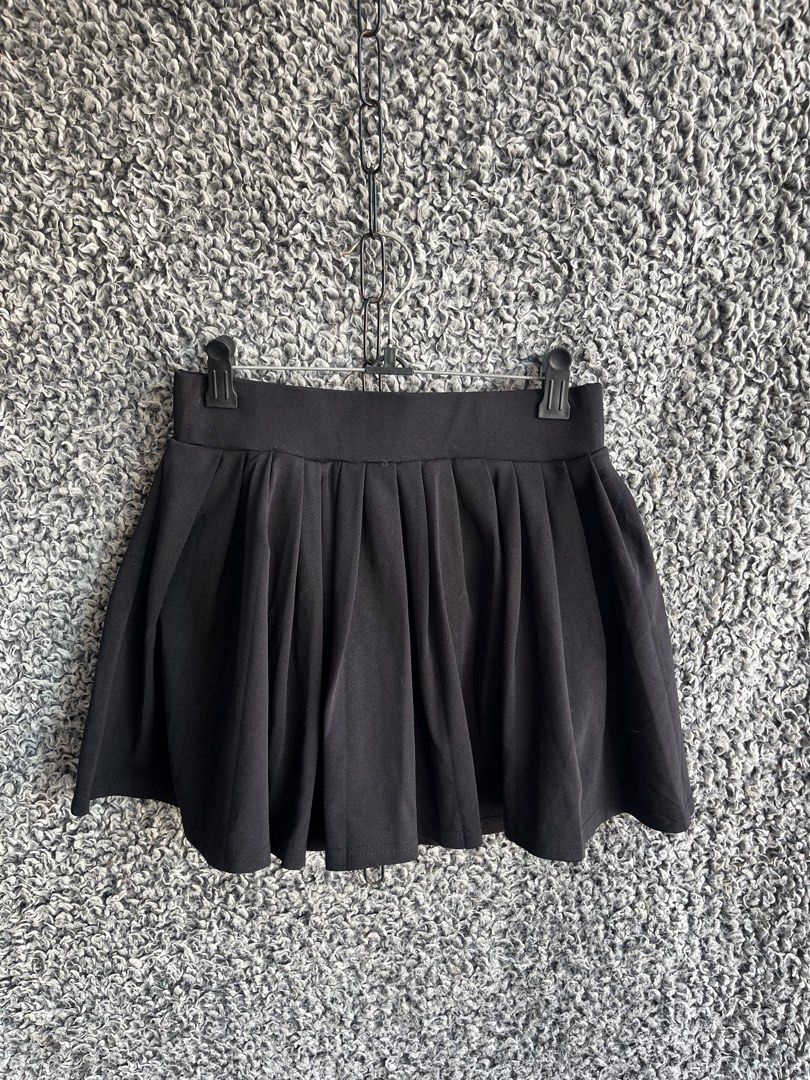 Indero Active Pleated Tennis Skort | Size M (Category: Skirts) located in General Trias. Submitted by zrchustle.604 (Listing ID 1468280362, Image 3). Description: Indero Active Pleated Tennis Skort in black. This style features a wide, flat waistband with an activewear logo circle at the center front/back, unstructured skater-style pleats, and built-in liner shorts underneath for secure coverage during movement..