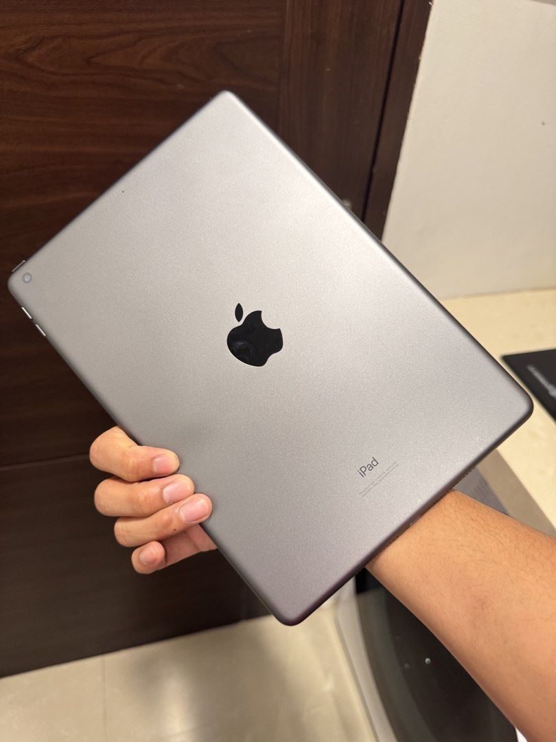 ipad 7th gen (Category: iPad) located in Quezon City. Submitted by jamesyu2 (Listing ID 1468080381, Image 1). Description: ipad 7th gen 32gb no issue!! 5k only fix wag na tatawad!! unit and case only.