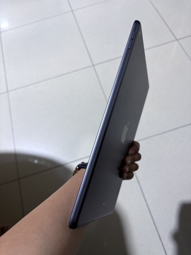 Ipad 9th Gen (Category: iPad) located in Marikina City. Submitted by itsmeannzy (Listing ID 1468246639, Image 3). Description: Preloved for sale Ipad 9th Gen 64GB No issue - All working Signs of usage No history of repair 2 years palang po sakin 3utool report: Battery Health: 93% Battery cycle count: 173 No box, Unit only Rfs: More focus sa laptop, ginagamit lang po pang netflix😭.