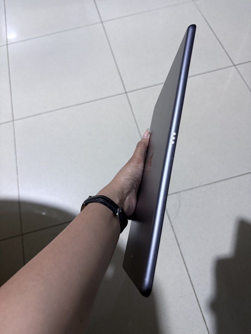 Ipad 9th Gen (Category: iPad) located in Marikina City. Submitted by itsmeannzy (Listing ID 1468246639, Image 2). Description: Preloved for sale Ipad 9th Gen 64GB No issue - All working Signs of usage No history of repair 2 years palang po sakin 3utool report: Battery Health: 93% Battery cycle count: 173 No box, Unit only Rfs: More focus sa laptop, ginagamit lang po pang netflix😭.