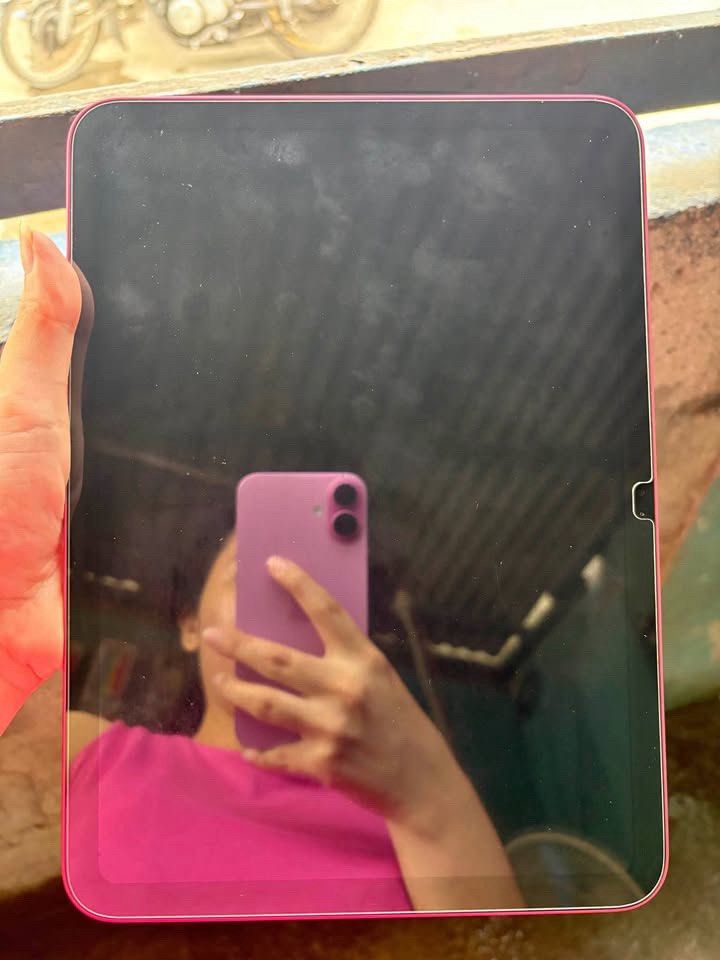 IPAD A16 (Category: iPad) located in Manila. Submitted by joanmalabunga (Listing ID 1468078909, Image 2). Description: -128gb -100% BH -42Cyle count -Underwarranty till 2027 -Complete package -No history of repair.