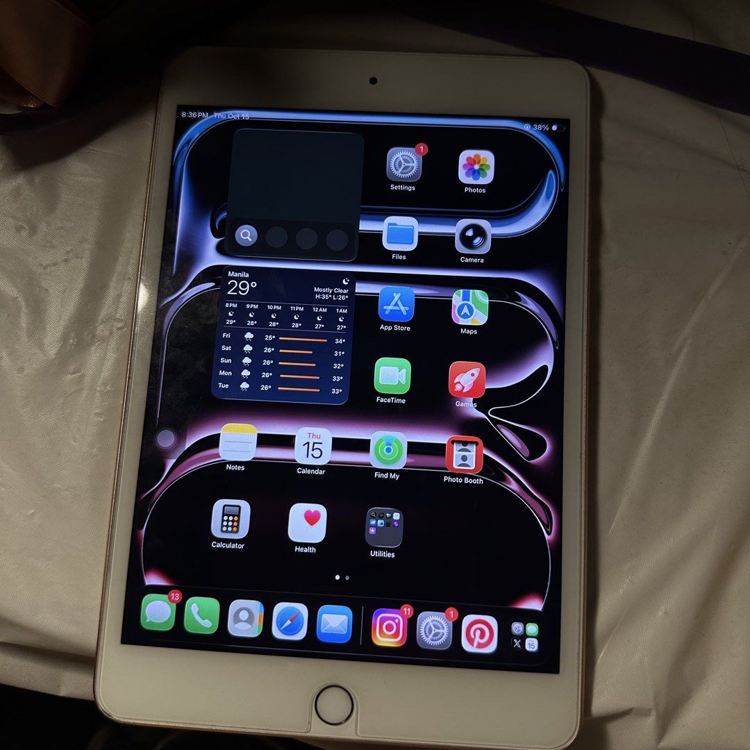 ipad mini 5 64gb (Category: iPad) located in Manila. Submitted by daintywears (Listing ID 1468200392, Image 2). Description: for sale! ipad mini 5 rose gold 64gb ios 26 few dents & paintchips lang other than that no issue. inclu: unit + cord only rfs: spare ipad din dm for other deets!.