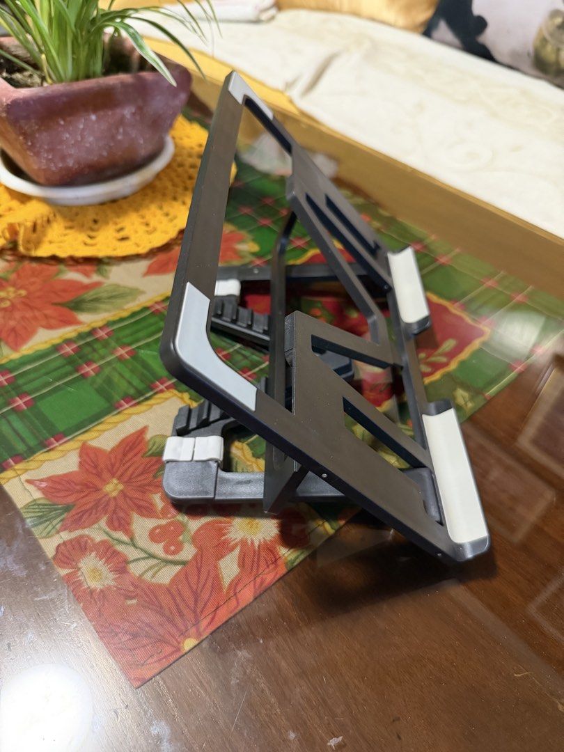 Ipad stand (Category: Other Gadgets) located in San Pedro. Submitted by lovedbymeclothes (Listing ID 1468140309, Image 3). Description: .