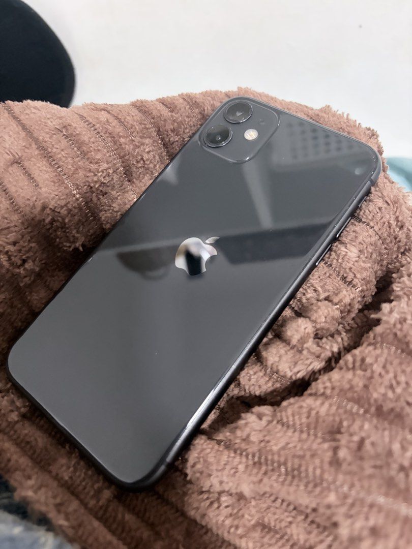 IPHONE 11 -128 GB BLACK (Category: iPhone 11 Series) located in Taguig. Submitted by nashh522 (Listing ID 1468197857, Image 3). Description: *128GB storage *Black * Globe-locked * Battery health: 71% *Working Face ID * Working speakers and sound * Camera is working fine. Lcd has unnoticeable spots (cant notice unless u really look into it and a tiny white spot) does not affect functionality * No ghost touch * No replaced parts; all original * Few