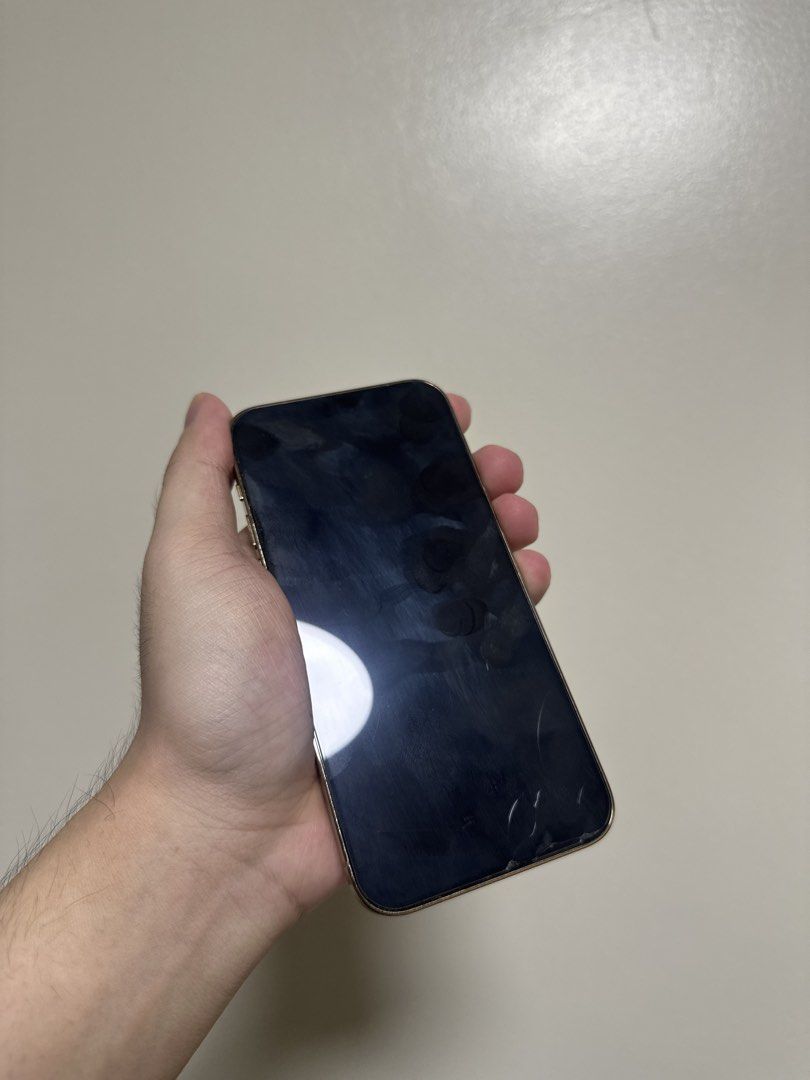 Iphone 12 Pro 128 GB Gold (Category: iPhone 12 Series) located in Makati City. Submitted by stephen201929 (Listing ID 1468185616, Image 2). Description: Good condition Makinis No issues Cracked tempered glass only 69% Battery Health .