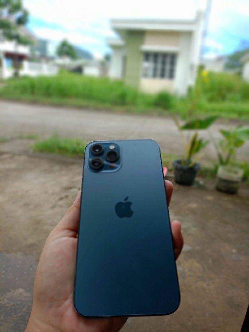 Iphone 12 Pro max 256gb (Category: iPhone 12 Series) located in Manila. Submitted by bevs_17 (Listing ID 1468144283, Image 2). Description: For sale! Iphone 12 pro max 256gb Open line No issue Battery health: 74%.