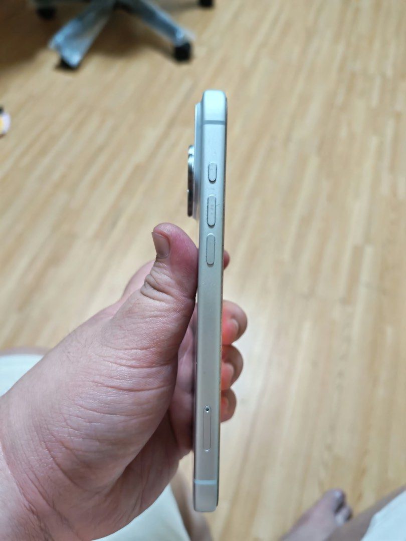 Iphone 17 Pro Max 512 Smartlocked Silver (Category: iPhone 17 Series) located in Manila. Submitted by jmgadgets (Listing ID 1468196465, Image 2). Description: For Sale Only Iphone 17 Pro Max 512gb Smart locked Silver color no issues , no dents , madumi lang 100% pa batt health 165 cc warranty till Feb 2027 Tempered glass from SPIGEN clear case from SPIGEN Lens Protector from SPIGEN comes with : original Box ( Same IMEI) original cord (slightly us