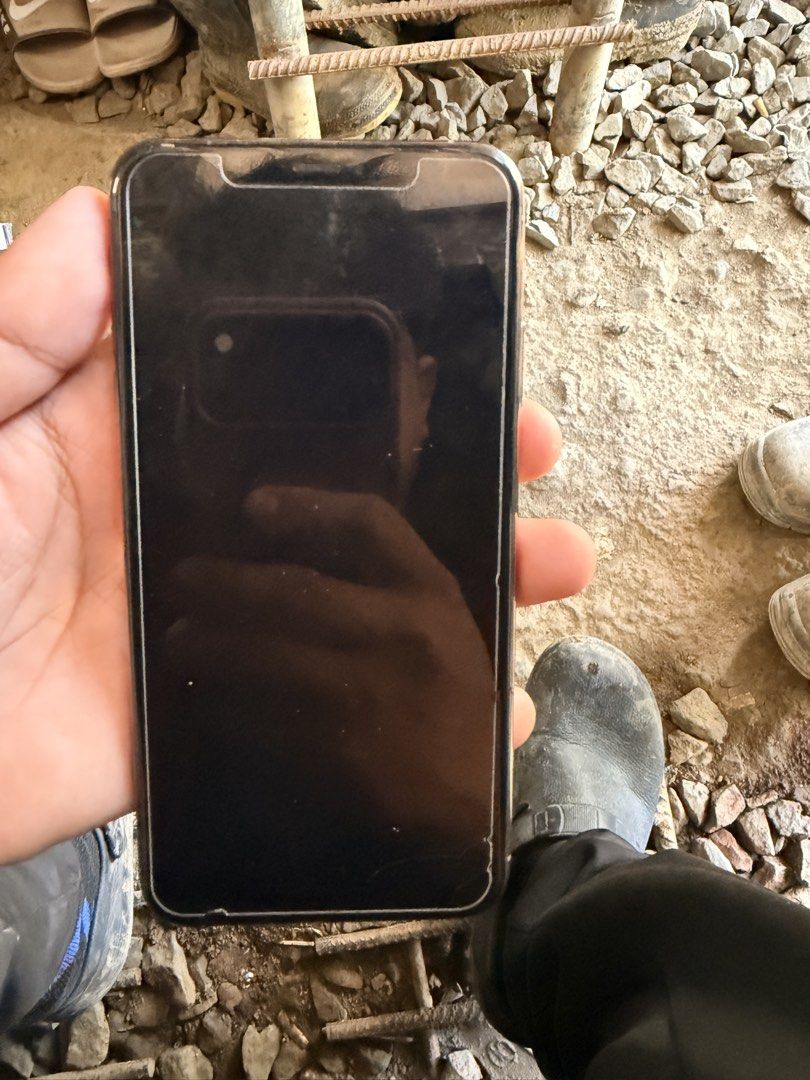 iPhone Xs Max 256GB Dual Physical SIM Version (Category: iPhone X Series) located in Quezon City. Submitted by nbmz2tsdsm (Listing ID 1468065788, Image 2). Description: iPhone Xs Max 256gb Dual SIM version working face id no history of repair just need to replace the battery 69% battery health makinis pa, stainless naman kasi sya kaya hindi madali magka dents Original Charger Cases only.