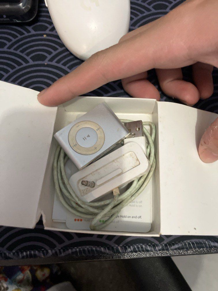 Ipod Shuffle 1GB with original box, dock, new cable (working) (Category: Other Gadgets) located in Manila. Submitted by teoqiaw17183 (Listing ID 1468184482, Image 2). Description: Original apple ipod shuffle in working condiniton .