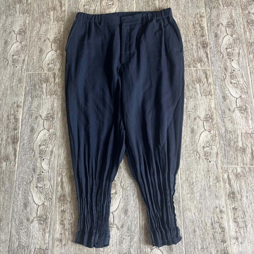 Issey Miyake Men Ss18 Pleated Trouser (Category: Trousers) located in Manila. Submitted by spo0ky.archives (Listing ID 1468177177, Image 2). Description: waist: 32 tigh: 12 inseam: 26 length: 37 hem: 4-7.