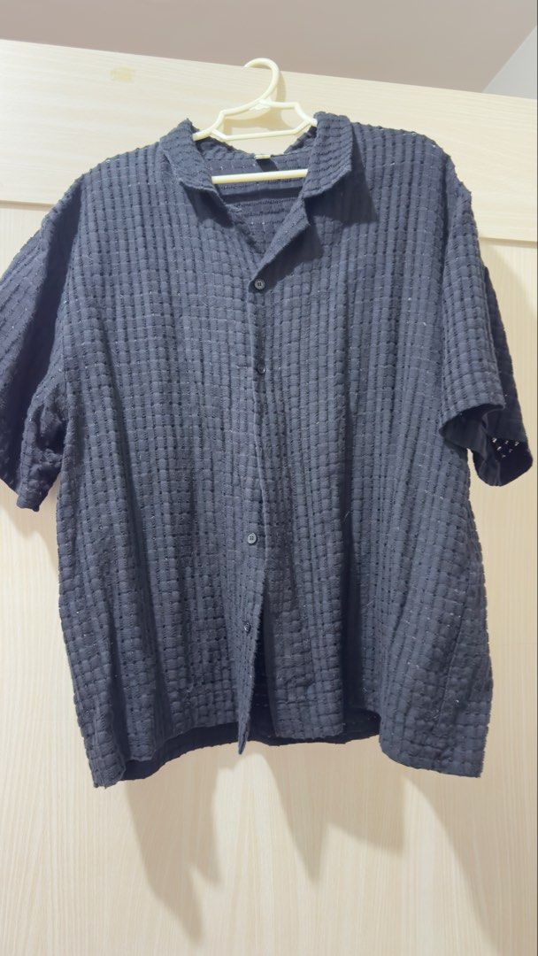 JACKPOT Black Textured Short Sleeve Button Up Shirt (Category: Tshirts & Polo Shirts ) located in Manila. Submitted by warmbird.ac6e1a (Listing ID 1468216377, Image 1). Description: - Style: Short sleeve button-up with classic camp collar and relaxed boxy fit - Origin: Made in Korea .