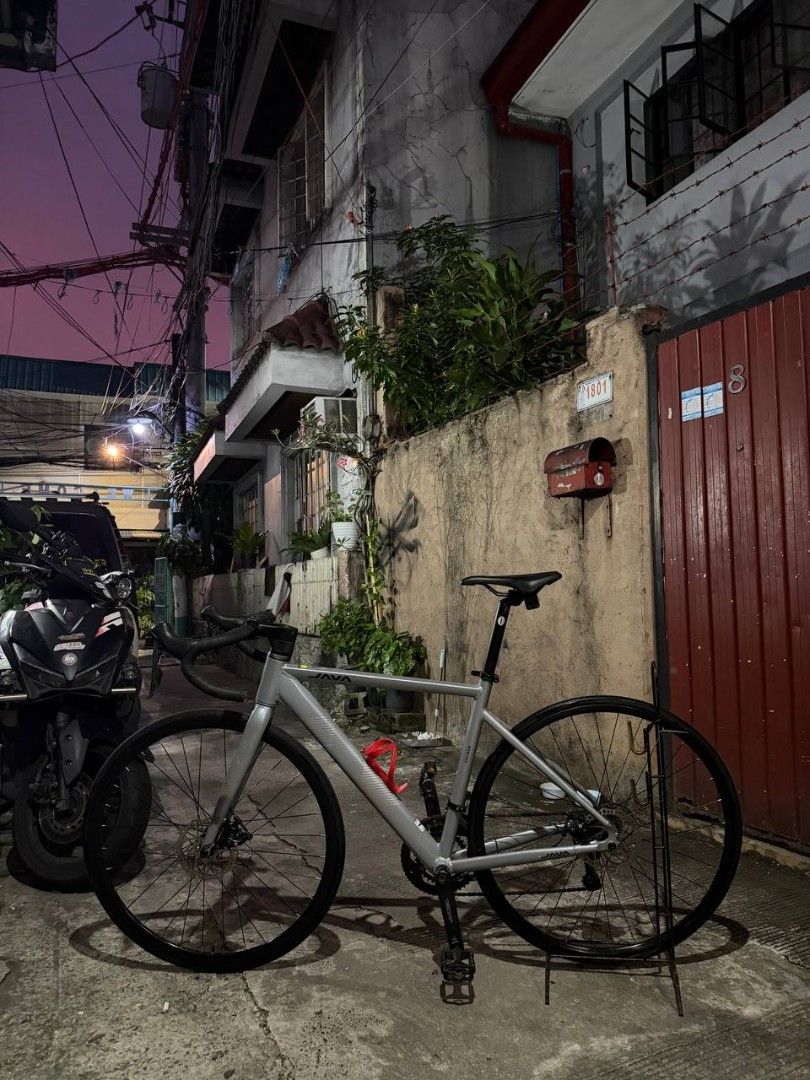 Java Veloce 4.0 Claris Road Bike Silver (Category: Bicycles) located in Manila. Submitted by steverrive65874 (Listing ID 1468208715, Image 2). Description: Java Veloce 4.0 Claris 8s Road Bike 700c Disc Aggressive Looks Specs: Alloy frame Alloy fork CLARIS GROUPSET Compass Tire 25c Disc brakes decaf caliper Size: Large Location: Sta.Ana Manila Negotiable for sure buyer! Open swap~.