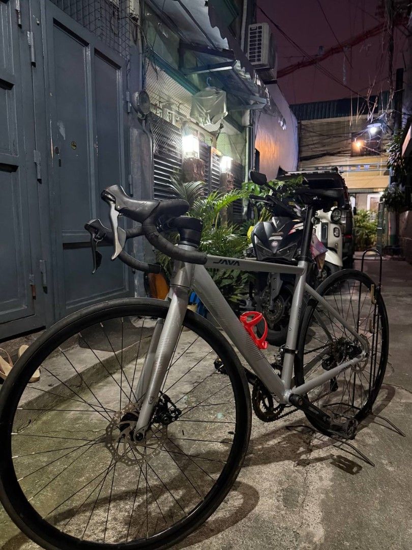 Java Veloce 4.0 Claris Road Bike Silver (Category: Bicycles) located in Manila. Submitted by steverrive65874 (Listing ID 1468208715, Image 3). Description: Java Veloce 4.0 Claris 8s Road Bike 700c Disc Aggressive Looks Specs: Alloy frame Alloy fork CLARIS GROUPSET Compass Tire 25c Disc brakes decaf caliper Size: Large Location: Sta.Ana Manila Negotiable for sure buyer! Open swap~.