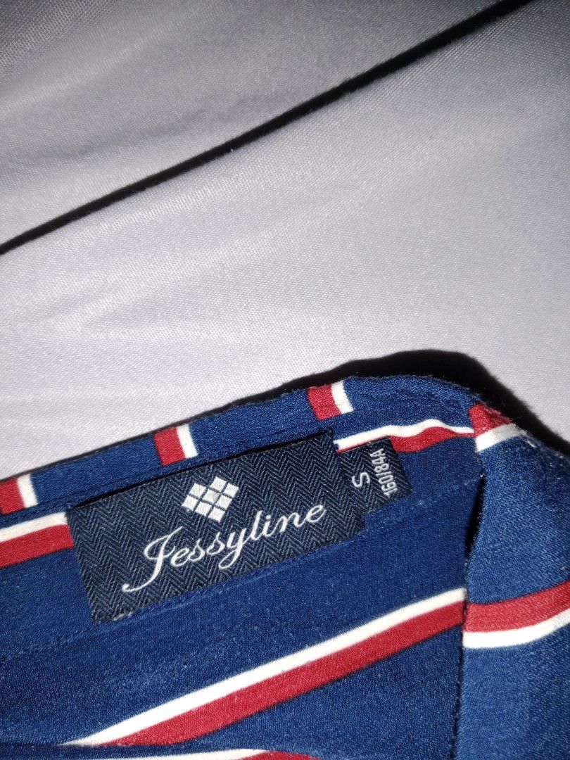 Jessyline Stripe Office Top (Category: Longsleeves) located in San Isidro. Submitted by remtgs (Listing ID 1468198508, Image 2). Description: .