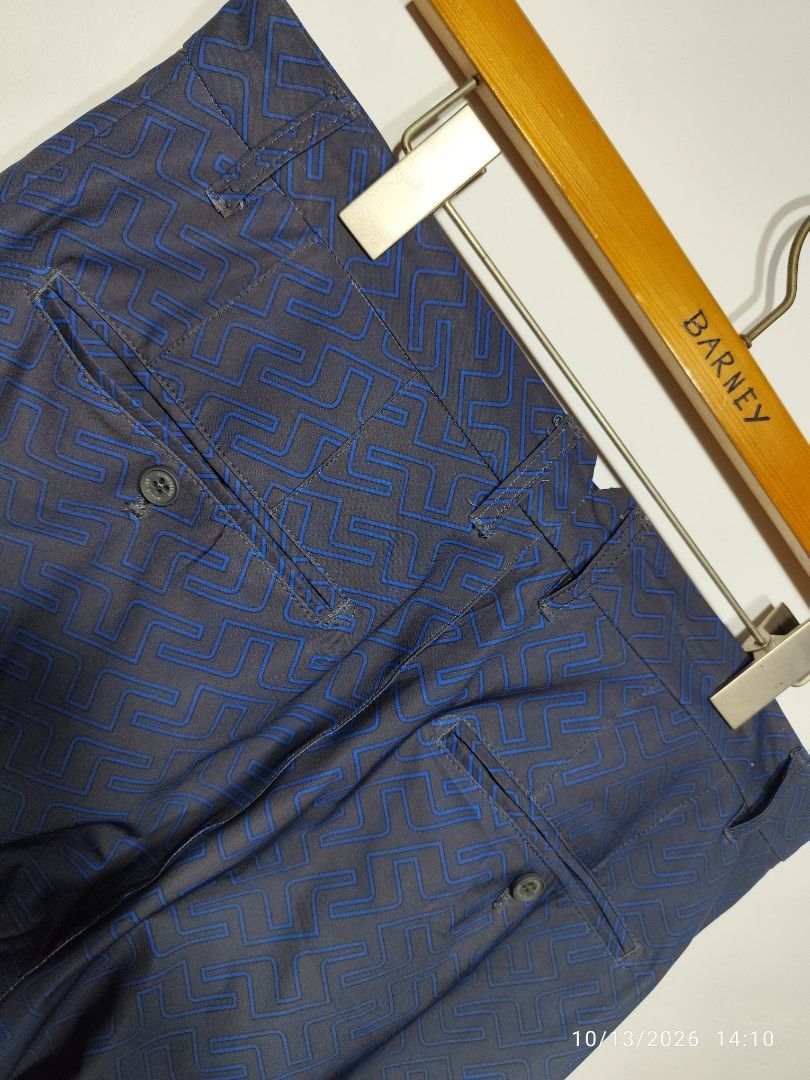 j.lindeberg Golf Pants Blue Patterned Size 36/34 (Category: Trousers) located in San Fernando. Submitted by riasbarney67882 (Listing ID 1468105765, Image 3). Description: - Brand: J.Lindeberg - Color/Pattern: Dark blue with striking geometric design - Size: 36/34 (standard fit) - Material: Sustainable materials (see inner label) - Origin: Made in Vietnam - Versatility: Ideal for the golf course or smart-casual occasions - Style: Premium Swedish d