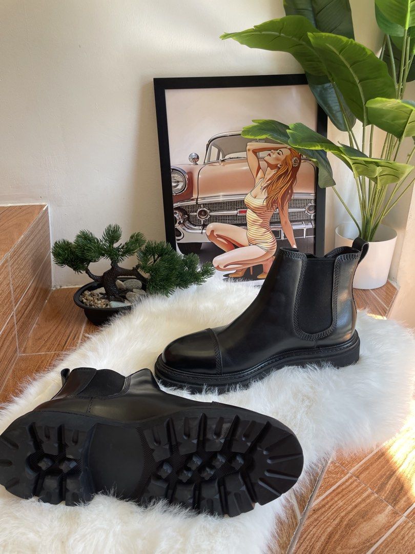 JMH Black Leather Chelsea Boots (Category: Boots) located in Bulacan. Submitted by johnivanqu27099 (Listing ID 1468105190, Image 2). Description: JMH Black Leather Chelsea Boots • Brand: JMH • Color: Black • Size: 270 mm (EU 42–43 / US 9 Men) • Other sizes available • Condition: Brand new • Complete package with original box and matching shoehorn Price: ₱1999 — negotiable for sure buyer. 📩 PM for inquiries 📦 Ready to ship First come, first serv