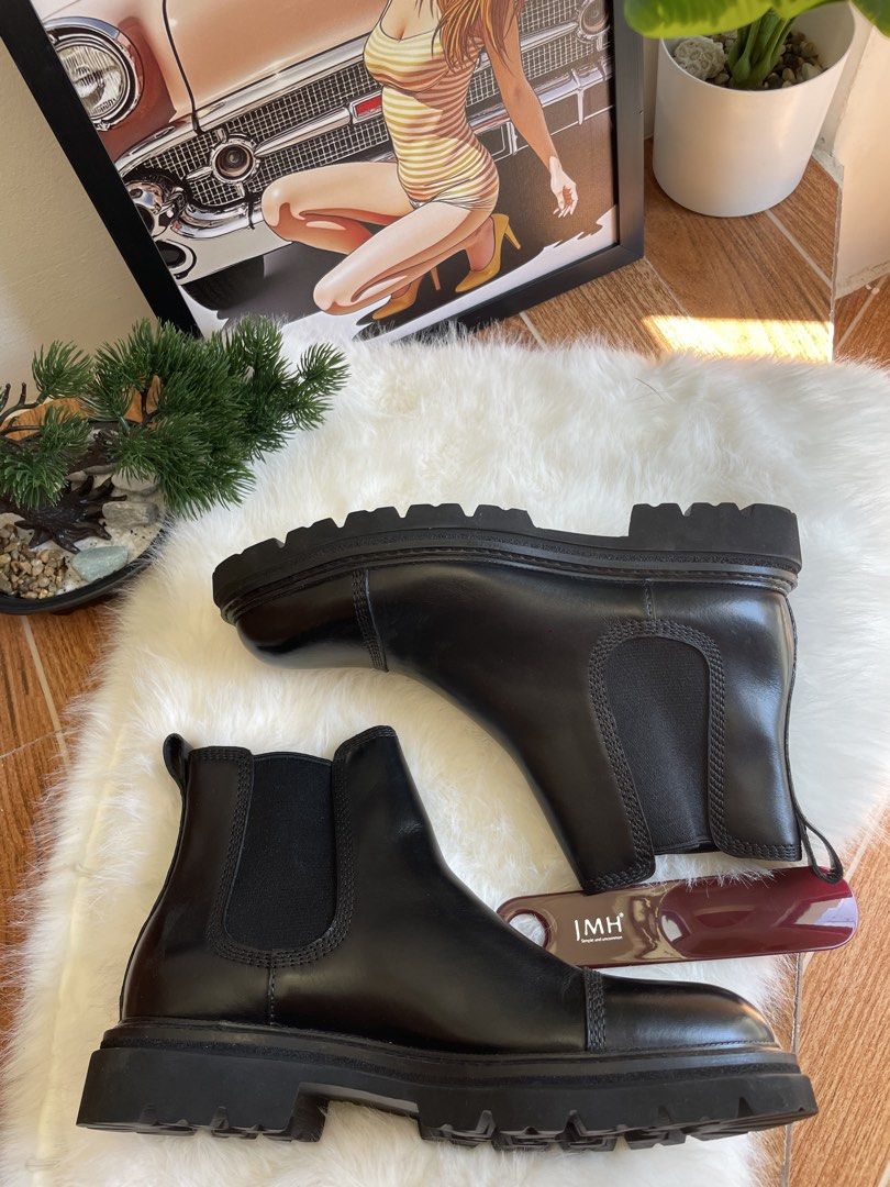 JMH Black Leather Chelsea Boots (Category: Boots) located in Bulacan. Submitted by johnivanqu27099 (Listing ID 1468105190, Image 3). Description: JMH Black Leather Chelsea Boots • Brand: JMH • Color: Black • Size: 270 mm (EU 42–43 / US 9 Men) • Other sizes available • Condition: Brand new • Complete package with original box and matching shoehorn Price: ₱1999 — negotiable for sure buyer. 📩 PM for inquiries 📦 Ready to ship First come, first serv