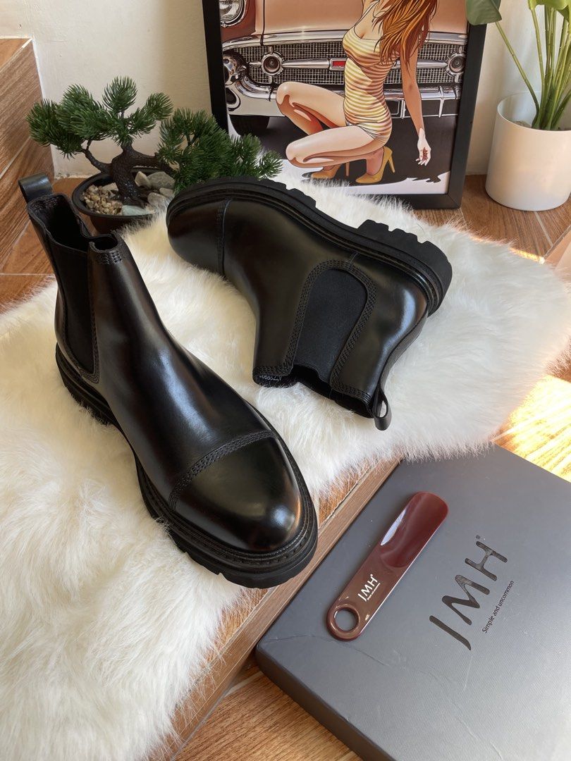JMH Black Leather Chelsea Boots (Category: Boots) located in Bulacan. Submitted by johnivanqu27099 (Listing ID 1468105190, Image 1). Description: JMH Black Leather Chelsea Boots • Brand: JMH • Color: Black • Size: 270 mm (EU 42–43 / US 9 Men) • Other sizes available • Condition: Brand new • Complete package with original box and matching shoehorn Price: ₱1999 — negotiable for sure buyer. 📩 PM for inquiries 📦 Ready to ship First come, first serv