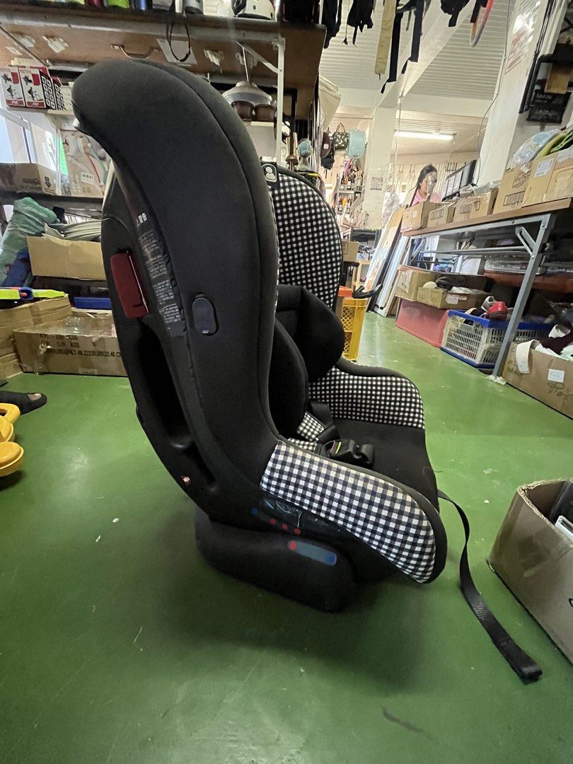 Joie Tilt (Category: Car Seats) located in Manila. Submitted by batusaipus03057 (Listing ID 1468122924, Image 2). Description: Key Features & Specifications • Weight / Age Group: Group 0+/1 (suitable from birth up to 18 kg, or roughly up to 4 years old). • Orientation: • Rear-facing mode for newborns / up to 18 kg (recommended for younger babies). • Forward-facing mode for older babies/toddlers. • Recline Positions: Features multi-position reclin