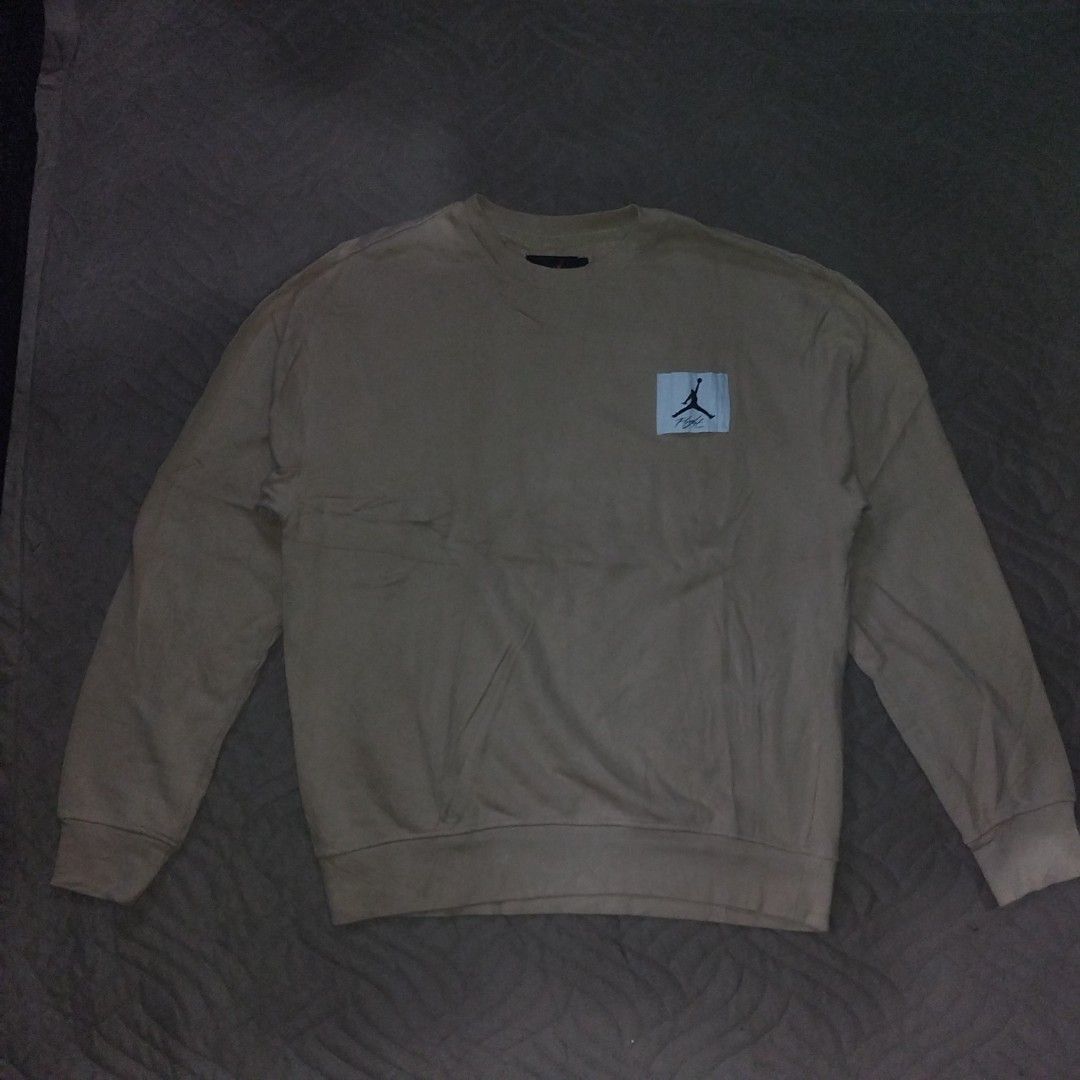 Jordan Essentials Flight Fleece Crewneck Sweatshirt (Category: Hoodies) located in Davao. Submitted by giyuu06 (Listing ID 1468211127, Image 1). Description: Jordan Essentials Flight Fleece Crewneck Sweatshirt | LARGE | Excellent Condition L 26.5 W 21.5 SL 24.