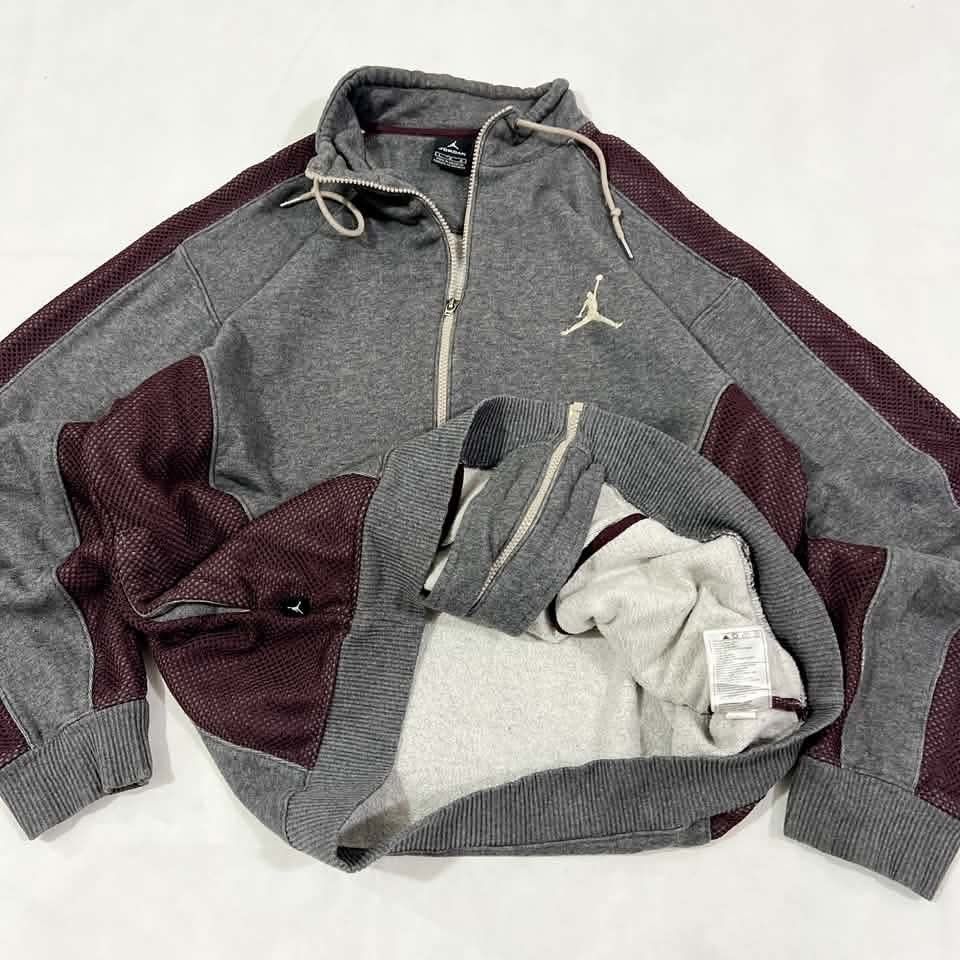 Jordan jacket (Category: Coats, Jackets and Outerwear) located in Pamplona. Submitted by twicebutnice_03 (Listing ID 1468163691, Image 1). Description: .