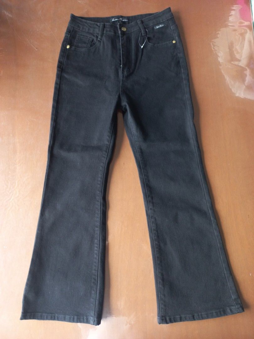 Kamiseta Black Flare Jeans Size M (Category: Jeans) located in Cainta. Submitted by jacypluto_shop (Listing ID 1468155387, Image 1). Description: - Brand: Kamiseta - Size: Medium (tag attached) - Color/Wash: Solid dark wash black - Style: Flared cut leg - Features: Classic button closure, front and back pockets - Condition: Brand new with tags.