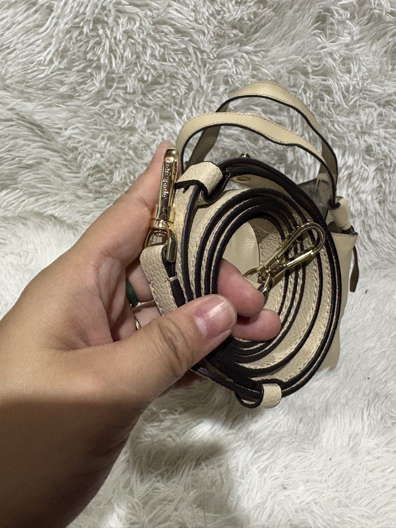 Kate spade knott (Category: Tote Bags) located in Baguio. Submitted by rheaanne07 (Listing ID 1468279136, Image 3). Description: Not sure kung orig ito Di ko mahanap ung etiketa Pero kung fake man maganda ung quality parang orig.