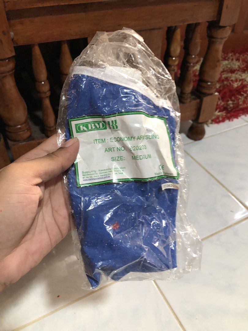 KBM Economy Arm Sling — Medium Size (Category: Medical Supplies & Tools) located in San Juan, La Union. Submitted by declutteringog7 (Listing ID 1468068657, Image 1). Description: 🩹 KBM Economy Arm Sling — Medium Size ₱180 Category: Health & Wellness > Medical Supplies Details: • ✅ Brand New — Sealed in original packaging • Brand: Kawamoto / KBM — trusted Philippine medical supplies brand • Size: Medium — fits most adults • Economy arm sling — l