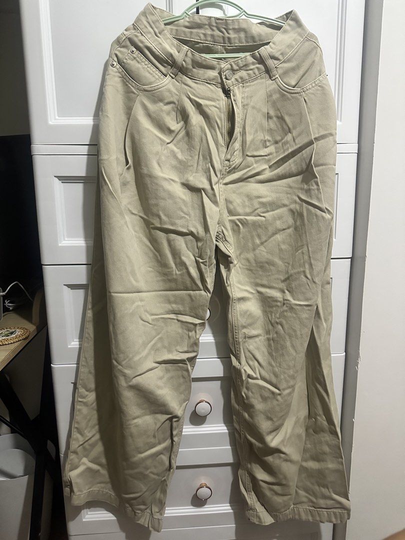 Khaki Baggy Pants (Category: Jeans) located in Naic. Submitted by cilissa (Listing ID 1468256911, Image 1). Description: Baggy Pants Rarely Used Can send measurements.