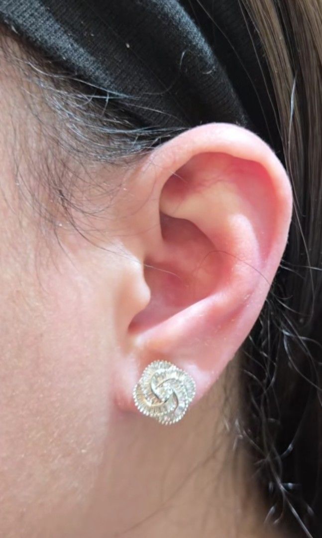 Knot diamond earrings (Category: Earrings) located in Malolos. Submitted by keenhorse_ef38ab (Listing ID 1468281341, Image 3). Description: ₱55,900 .85carat diamond 14Karat gold To purchase, please send the ff: Name: Address: Contact Number: Cash on delivery via LBC LAYAWAY 30% downpayment 2 months.