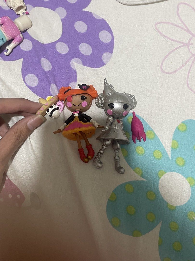 Lalaloopsy mini’s doll bundle (Category: Kids Toys) located in Angeles City. Submitted by livingdollaccesories (Listing ID 1468173546, Image 3). Description: willing to lower prices for sure buyer Tinman lalaloopsy is in great condition Pirate lalaloopsy has one minor mark sa face, comes with accessories.