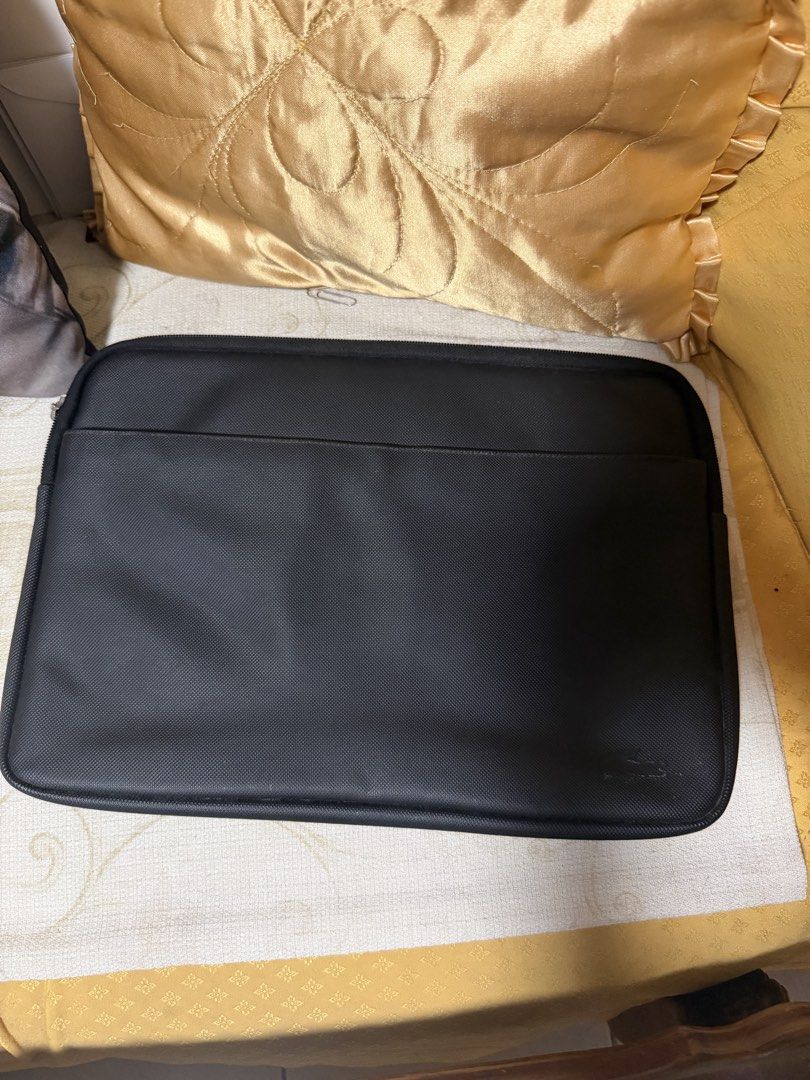 Laptop Bag (Category: Other Gadgets) located in San Pedro. Submitted by lovedbymeclothes (Listing ID 1468140479, Image 3). Description: lacoste 15” laptop bag logo was removed no zipper handle body is good condition.