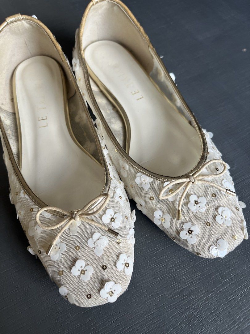 Le Talon Floral Sequin Mesh Ballet Flats (Category: Flats & Sandals) located in Quezon City. Submitted by mrspark25156819 (Listing ID 1468097894, Image 3). Description: Made in Japan Signs of usage Still in good condition Size 23 1/2.