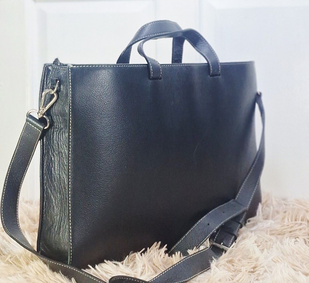 Leather bag (Category: Cross-body Bags) located in Mabalacat. Submitted by athalia_gabriel_collection (Listing ID 1468071144, Image 3). Description: leather bag 14 inch.