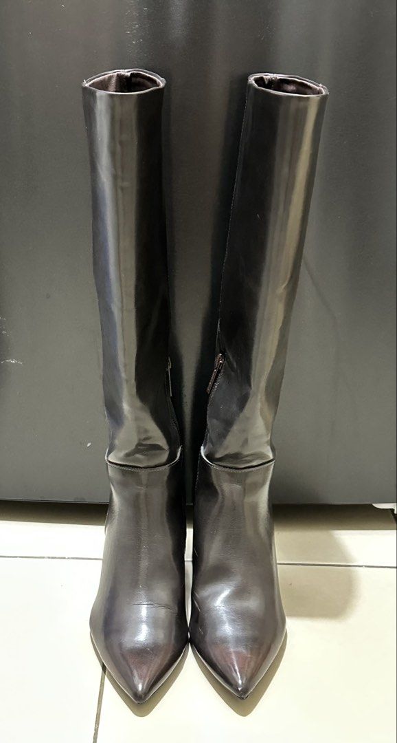 Leather boots (Category: Boots) located in Manila. Submitted by amille_ (Listing ID 1468229264, Image 1). Description: Bought this from Stradivarius for ₱5,000, selling it for ₱3,500 because it’s too big for me. Only worn once! 😊.