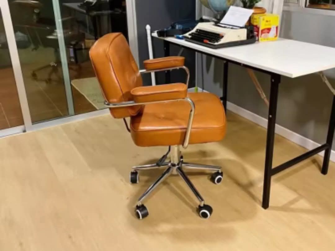 Leather Swivel Office Chair (Category: Chairs) located in Valenzuela. Submitted by jhagonzales (Listing ID 1468215649, Image 3). Description: .