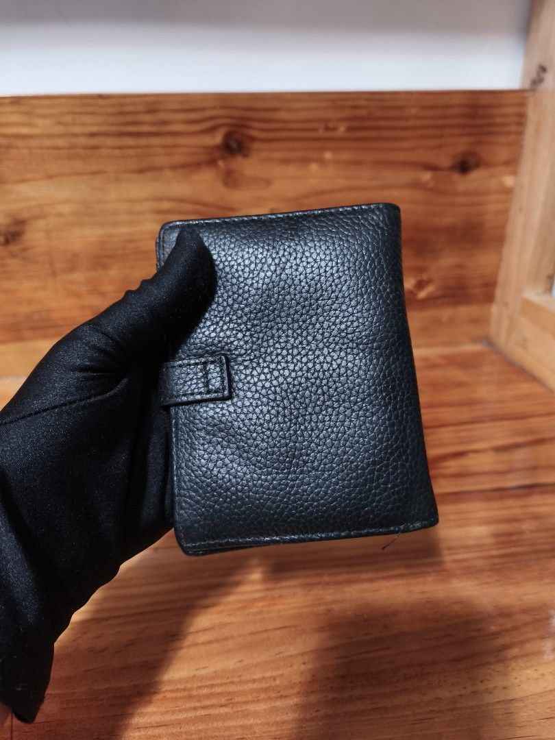 Leather wallet (Category: Wallets & Card holders) located in Baguio. Submitted by queenlyne_vintage_rare_finds (Listing ID 1468104497, Image 3). Description: .