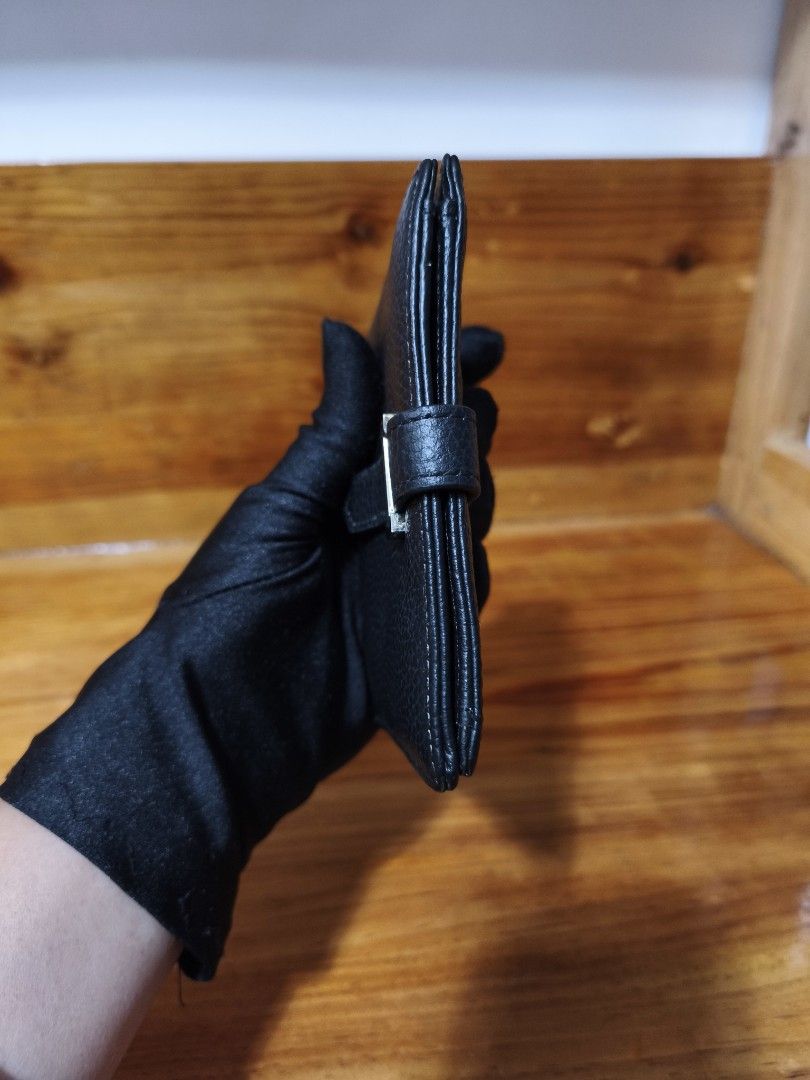 Leather wallet (Category: Wallets & Card holders) located in Baguio. Submitted by queenlyne_vintage_rare_finds (Listing ID 1468104497, Image 2). Description: .