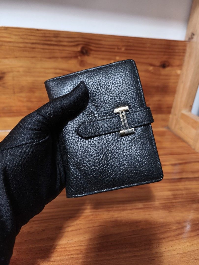 Leather wallet (Category: Wallets & Card holders) located in Baguio. Submitted by queenlyne_vintage_rare_finds (Listing ID 1468104497, Image 1). Description: .