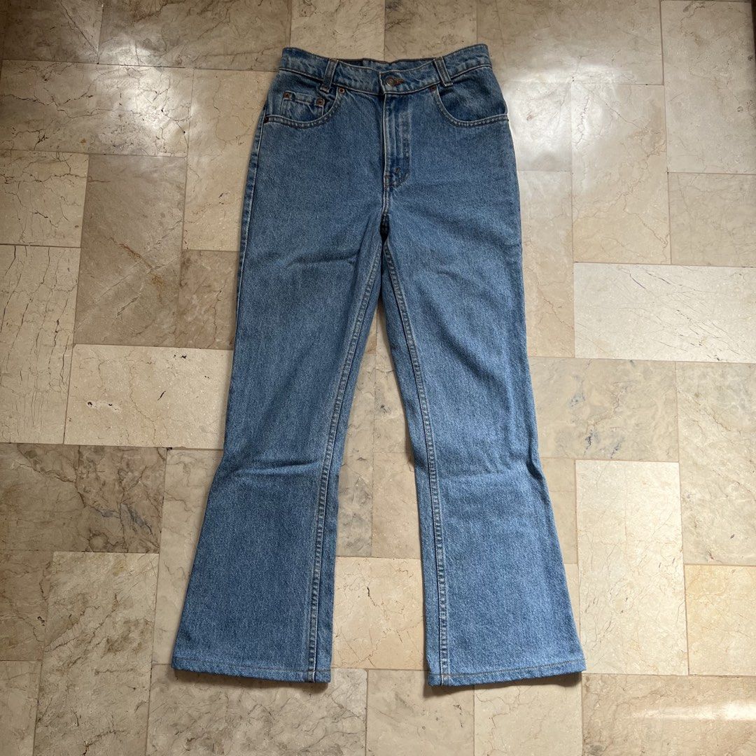Levi’s flared jeans (W25-26) (Category: Jeans) located in Cebu City. Submitted by sammaemendoza (Listing ID 1468186859, Image 2). Description: Waist: 25-26 in Rise: 11 in Length: 37 in .