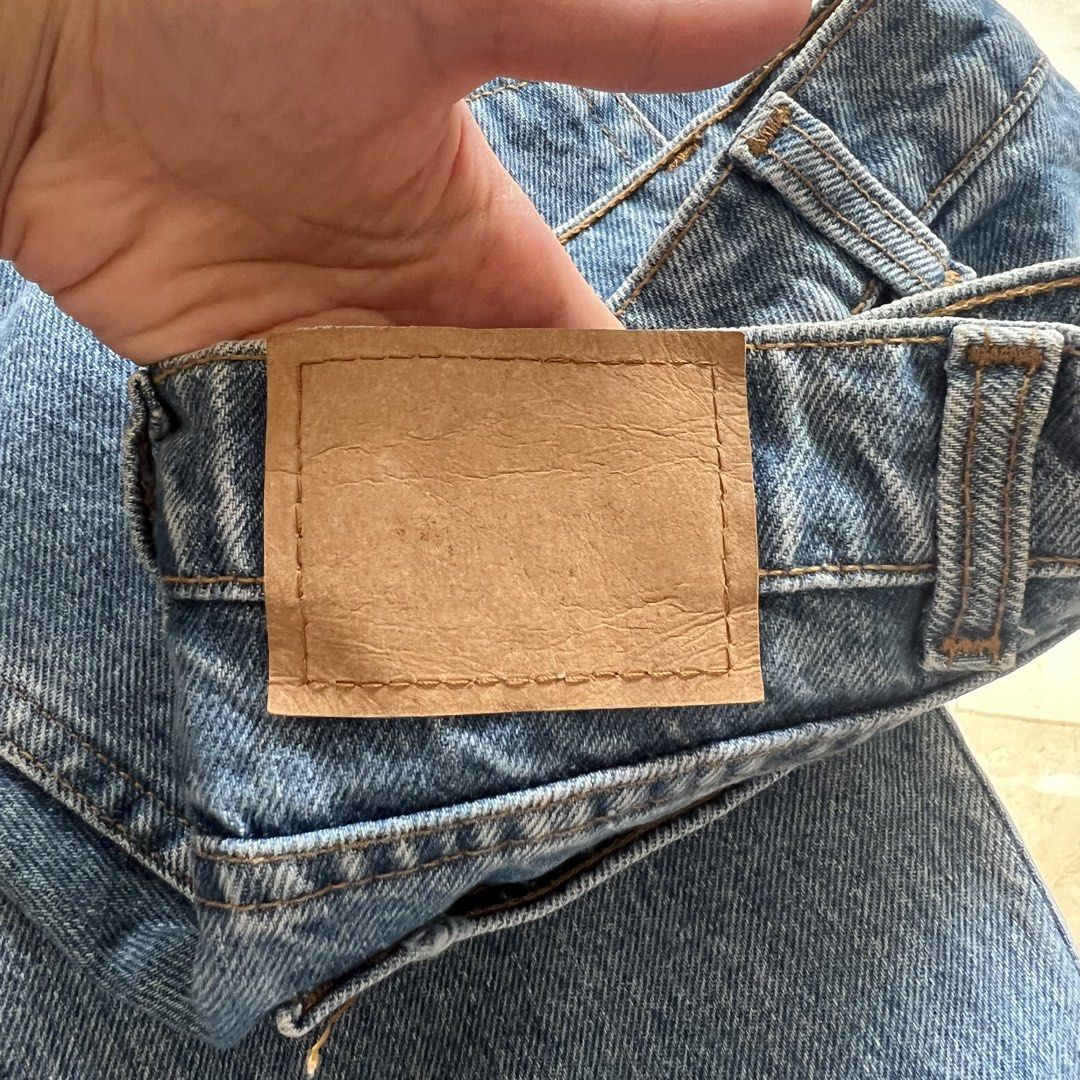 Levi’s flared jeans (W25-26) (Category: Jeans) located in Cebu City. Submitted by sammaemendoza (Listing ID 1468186859, Image 3). Description: Waist: 25-26 in Rise: 11 in Length: 37 in .