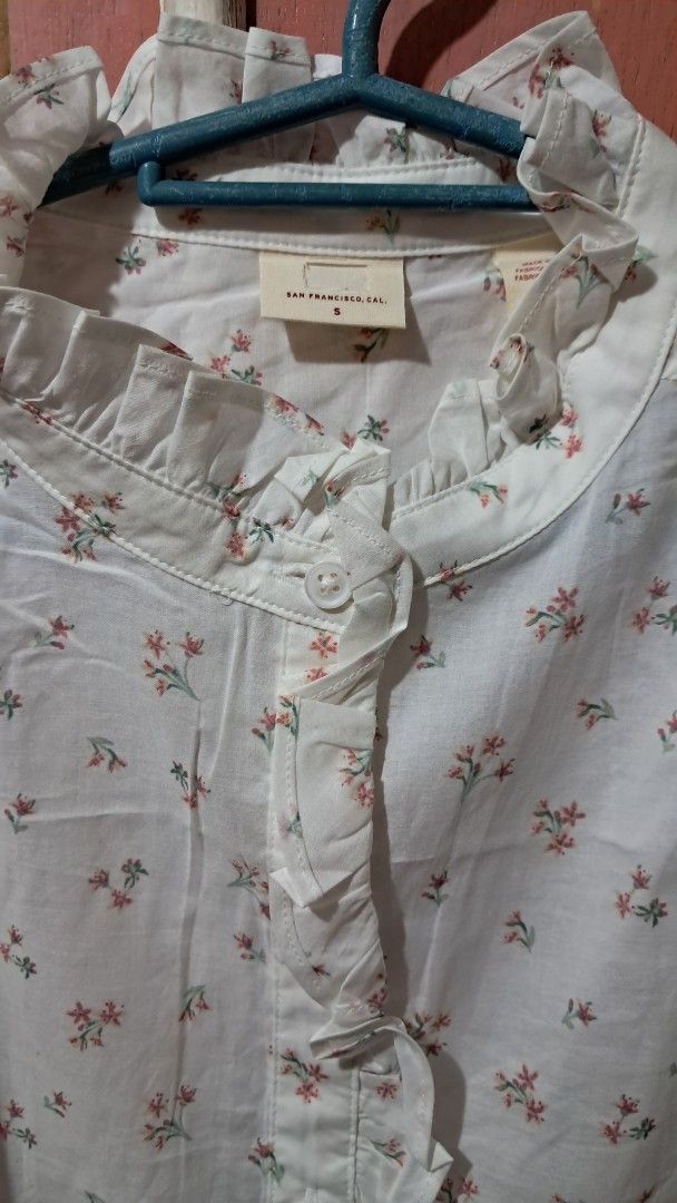 Levis Floral Ruffle Blouse (Category: Blouses) located in Muntinlupa City. Submitted by ch3ll3li (Listing ID 1468183511, Image 2). Description: -Writing 🌸 FOR SALE: Brand New Floral Blouse 🌸 ✨ Authentic | Brand New | Tag Cut Off Only Selling this beautiful white floral long-sleeve blouse! 🤍 🌷 Elegant floral print 🌷 Stylish ruffled collar and button-down front 🌷 Long sleeves with a feminine, classy design 🌷 Perfect for casual wear, office o