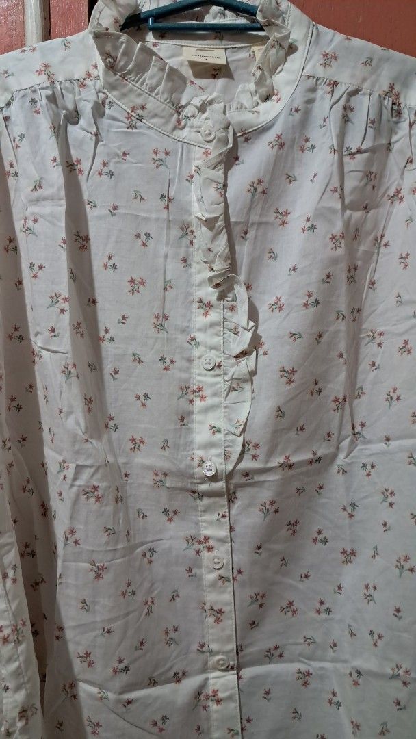 Levis Floral Ruffle Blouse (Category: Blouses) located in Muntinlupa City. Submitted by ch3ll3li (Listing ID 1468183511, Image 3). Description: -Writing 🌸 FOR SALE: Brand New Floral Blouse 🌸 ✨ Authentic | Brand New | Tag Cut Off Only Selling this beautiful white floral long-sleeve blouse! 🤍 🌷 Elegant floral print 🌷 Stylish ruffled collar and button-down front 🌷 Long sleeves with a feminine, classy design 🌷 Perfect for casual wear, office o