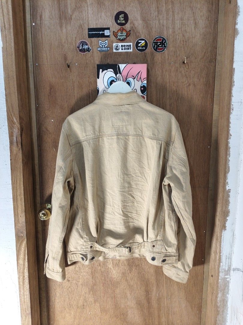 Levis RED 2021 Pleated Utility Trucker Buckled Jacket (Category: Coats, Jackets and Outerwear) located in Nasipit. Submitted by zaynzdrip (Listing ID 1468083448, Image 3). Description: Lebays RED 2021 Pleated Utility Trucker Buckled Jacket Measurements: 22 width 27 length 26 sleeve length Medium on Tag Condition Very Excellent Color: Beige Blank Red Tab With back cinch strap and adjustable buttons ₱3,500 only 📍Mindanao, 8602 For assurance, visit