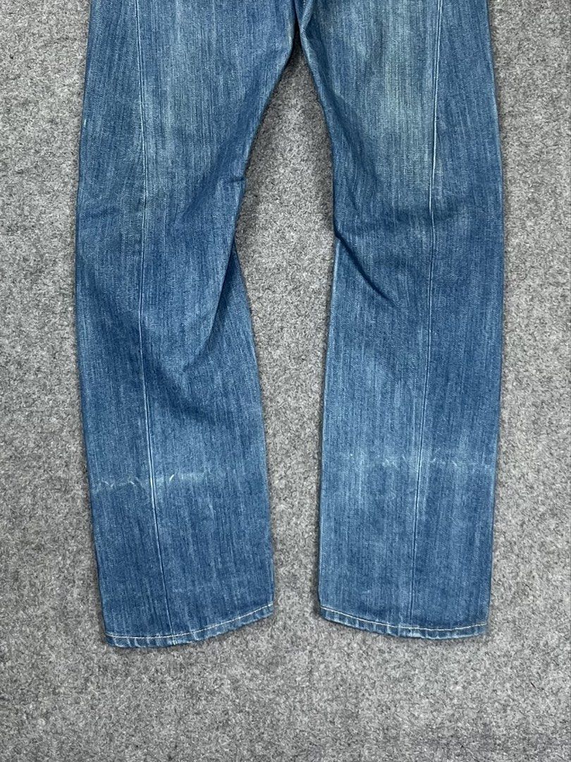 Levi’s Single pocket Engineered Jeans (Category: Activewear) located in Zamboanga. Submitted by deconstrukt.fit (Listing ID 1468280840, Image 3). Description: Levi’s Single pocket Engineered Jeans an iconic denim line originally launched by Levi Strauss & Co. This line is famous for its twisted side seams and darted yoke, which are tailored to naturally follow the contours of the legs for increased comfort and freedom of movement. this specific e