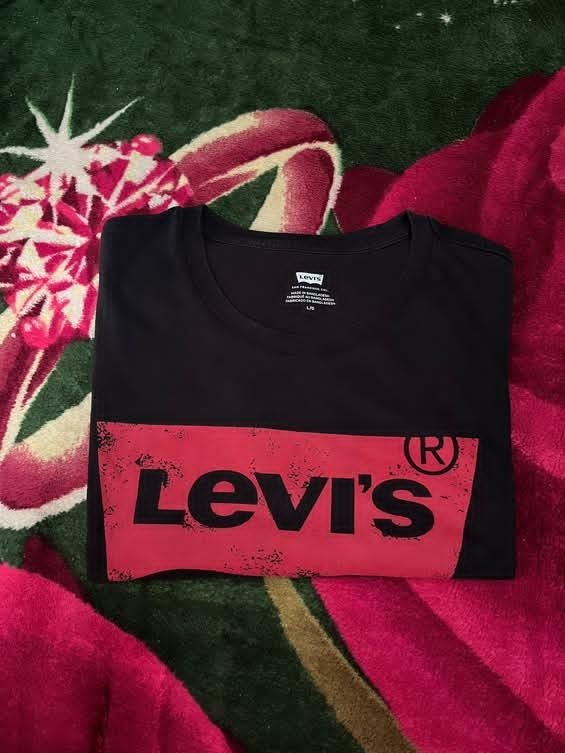 Levi's T-shirt (Category: Formal Shirts) located in Toledo. Submitted by youngstone_202123 (Listing ID 1468193892, Image 2). Description: Levi's T-shirt Color White 🖤 Size large Excellent Condition.