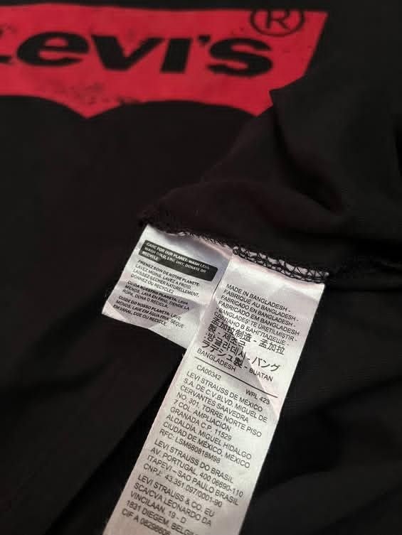 Levi's T-shirt (Category: Formal Shirts) located in Toledo. Submitted by youngstone_202123 (Listing ID 1468193892, Image 3). Description: Levi's T-shirt Color White 🖤 Size large Excellent Condition.