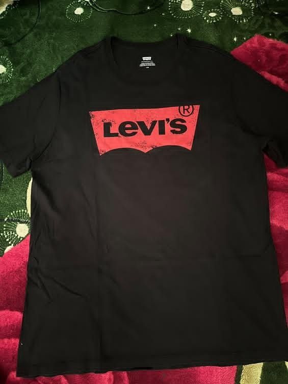 Levi's T-shirt (Category: Formal Shirts) located in Toledo. Submitted by youngstone_202123 (Listing ID 1468193892, Image 1). Description: Levi's T-shirt Color White 🖤 Size large Excellent Condition.
