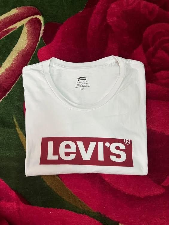 Levi's t-shirt (Category: Formal Shirts) located in Toledo. Submitted by youngstone_202123 (Listing ID 1468197111, Image 2). Description: Levi's T-shirt Color White 🤍 Size large Excellent Condition.