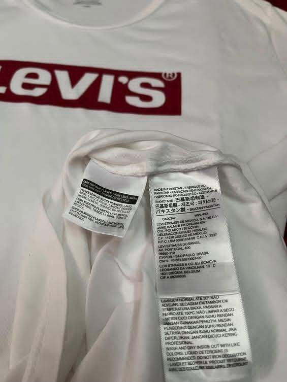 Levi's t-shirt (Category: Formal Shirts) located in Toledo. Submitted by youngstone_202123 (Listing ID 1468197111, Image 3). Description: Levi's T-shirt Color White 🤍 Size large Excellent Condition.
